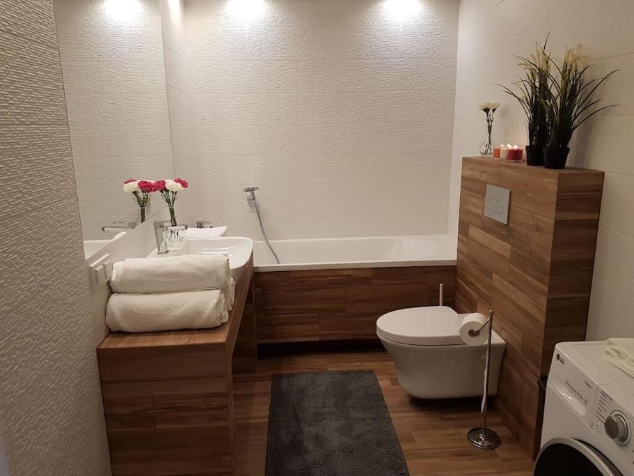 Big 6 People, 3 Rooms, Airport/mokotow Lägenhet *